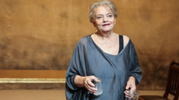 Anna Seniuk w monodramie „Życie pani Pomsel” w Teatrze Polonia, reż. Grzegorz Małecki. Źródło: Teatr Polonia