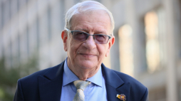Warszawa, 02.09.2022. Historyk prof. Wojciech Roszkowski przed siedzibą Polskiej Agencji Prasowej w Warszawie. Fot. PAP/L. Szymański