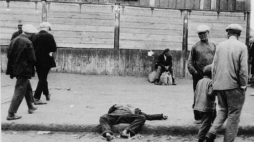 Ulica w Charkowie, 1932 r. Przechodnie mijają zmarłych z głodu ludzi. Źródło: Wikipedia Commons