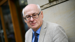 Warszawa, 30.08.2022. Poseł europarlamentu Zdzisław Krasnodębski przed siedzibą Polskiej Agencji Prasowej w Warszawie. Fot. PAP/M. Obara