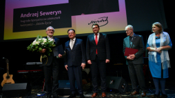  Laureat nagrody "Dzieło Życia" za całokształt twórczości, aktor Andrzej Seweryn (L), wiceprzewodniczący Sejmiku Województwa Mazowieckiego Marcin Podsędek (C), członkini kapituły plastycznej Jadwiga Zakrzewska (P) i marszałek województwa mazowieckiego Adam Struzik (2L) na gali nagród im. Norwida 2022 w Teatrze Polskim im. Arnolda Szyfmana w Warszawie. Fot. PAP/M. Obara