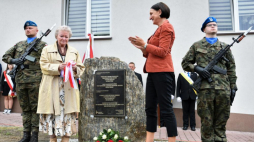 Dyrektor Instytutu Solidarności i Męstwa im. Witolda Pileckiego Magdalena Gawin (P) i członek rodziny Stradowskich Anna Borkowska Balus (L) podczas uroczystości odsłonięcia obelisku upamiętniającego Mariannę Stradowską i jej syna Wacława w Chmielniku. Fot. PAP/P. Polak