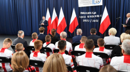 Minister edukacji i nauki Przemysław Czarnek (L) podczas uroczystego rozpoczęcia roku szkolnego 2022/2023 w Liceum Ogólnokształcącym nr 1 im. Józefa Wybickiego w Kościerzynie. Fot. PAP/J. Dzban