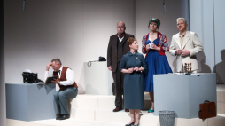 Aktorzy: Adam Biedrzycki (2L), Ewa Makomaska (2P), Ewa Domańska (3P), Wojciech Czerwiński (L) i Marcin Jędrzejewski (P) podczas próby dla mediów spektaklu „Czekoladki dla Prezesa” na Scenie Kameralnej im. Sławomira Mrożka w Teatrze Polskim w Warszawie. Fot. PAP/T. Gzell