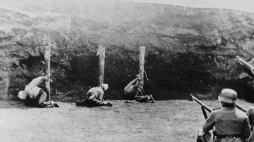 Okupacja niemiecka: publiczna egzekucja Polaków. Fot. PAP/Reprodukcja