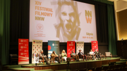 Grafik, malarz, rzeźbiarz, fotograf Witold Kaczanowski (4L), filozof kultury, eseista, krytyk filmowy Mateusz Werner (5L), poetka, pisarka, tłumaczka Bożena Intrator (3L), reżyser Arkadiusz Gołębiewski (2L), kombatant Krzysztof Flisak (P) oraz prowadzący Marcin Wikło (L) podczas konferencji prasowej nt. XIV Międzynarodowego Festiwalu Filmowego Niepokorni Niezłomni Wyklęci. Fot. PAP/A. Zawada