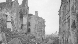 Ulica Świętokrzyska w Warszawie, rok 1945. Źródło: Źródło: www.muzeum1939.pl