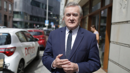 Wiceprezes Rady Ministrów, minister kultury i dziedzictwa narodowego Piotr Gliński przed siedzibą Polskiej Agencji Prasowej w Warszawie. Fot. PAP/A. Zawada