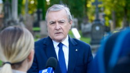 Wicepremier, minister kultury i dziedzictwa narodowego Piotr Gliński podczas uroczystości złożenia kwiatów na Cmentarzu na Rossie. Wilno, 16.09.2022. Fot. PAP/V. Doveiko