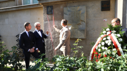 Prezes Instytutu Pamięci Narodowej Karol Nawrocki (3L), wiceminister edukacji i nauki Dariusz Piontkowski (L) oraz dyrektor generalny w MEiN Sławomir Adamiec (2L) podczas uroczystości odsłonięcia tablicy "Pomnik Historii" na gmachu MEiN oraz złożenia kwiatów pod tablicą upamiętniającą ofiary katowni przy ul. Szucha w Warszawie. Fot. PAP/R. Guz