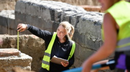 Joanna Jarzęcka-Stąporek w miejscu prac archeologicznych na terenie Westerplatte. Gdańsk, 02.09.2022. Fot. PAP/A. Warżawa