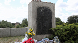 Pomnik ku czci pomordowanych Żydów w Jedwabnem. Fot. PAP/A. Reszko