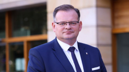Szef Urzędu do Spraw Kombatantów i Osób Represjonowanych Jan Józef Kasprzyk przed siedzibą Polskiej Agencji Prasowej w Warszawie. Fot. PAP/L. Szymański