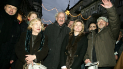 Jan Jakub Kolski (P) z rodziną oraz aktor Franciszek Pieczka (C) podczas benefisu zorganizowanego z okazji uruchomienia przez Kolskich przed stu laty w podwórku przy ul. Piotrkowskiej 15 pierwszego w Łodzi kina. Łódź, 14.01.2007. Fot. PAP/G. Michałowski