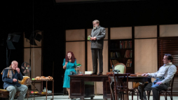 Aktorzy: Wojciech Dobrowolski (L), Włodzimierz Dyła (2P), Anna Nowak (2L) i Paweł Ferens (P) podczas próby medialnej sztuki „Księżyc i magnolie” w Teatrze im. Juliusza Osterwy w Lublinie. Fot. PAP/W. Jargiło