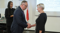 Wiceprezes Instytutu Pamięci Narodowej Karol Polejowski (C) i odznaczona Regina Wiesława Filipowicz (P) podczas uroczystości wręczenia działaczom opozycji antykomunistycznej Krzyży Wolności i Solidarności. Białystok, 22.09.2022.  Fot. PAP/A Reszko