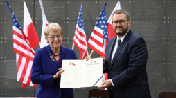 Członkini Izby Reprezentantów Stanów Zjednoczonych Marcy Kaptur (L) i dyrektor Muzeum Powstania Warszawskiego Jan Ołdakowski (P) na inauguracji projektu „Liberty Road”. Fot. PAP/T. Gzell