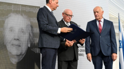 Markowa, 06.09.2022. Ambasador Izraela w Polsce Yacov Livne (L) oraz odbierający odznaczenie w imieniu śp. Marii i Szymona Fołtów i ich dzieci, wnukowie Wiesław Sawa (C) i Krzysztof Fołta (L) na uroczystości w Muzeum Polaków Ratujących Żydów podczas II wojny światowej w Markowej. Fot. PAP/D. Delmanowicz 