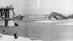Warszawa, 1945 r. Wysadzone w powietrze mosty Poniatowskiego i Średnicowy przez wiele miesięcy utrudniały komunikację w Warszawie. Fot. PAP/CAF