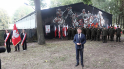 Wicepremier, minister obrony narodowej Mariusz Błaszczak (C) przemawia na odsłonięciu muralu „Niepodległa Twierdza Modlin” w Nowym Dworze Mazowieckim. Fot. PAP/T. Gzell
