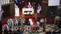 Uroczystości pogrzebowe Franciszka Pieczki - biskup diecezjalny warszawsko-praski Romuald Kamiński (C) przewodniczy mszy żałobnej w kościele pw. Najświętszego Serca Pana Jezusa w Warszawie Falenicy. Fot. PAP/L. Szymański