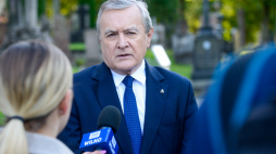 Wicepremier, minister kultury i dziedzictwa narodowego Piotr Gliński podczas uroczystości złożenia kwiatów na Cmentarzu na Antokolu w Wilnie. Fot. PAP/V. Doveiko