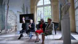 Wicepremier, minister kultury i dziedzictwa narodowego Piotr Gliński (2L), dyrektor Polskiej Opery Królewskiej Andrzej Klimczak (L) oraz wicedyrektorki Polskiej Opery Królewskiej Magdalena Kaczorowska (2P) i Iwona Pastwa-Zarychta (P) na spotkaniu prasowym z okazji 5-lecia Polskiej Opery Królewskiej w Muzeum Łazienki Królewskie w Warszawie. Fot. PAP/L. Szymański