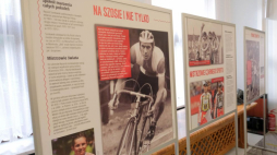 Warszawa, 28.09.2022. Wernisaż wystawy „Panteon Sportu. Najpiękniejsze chwile zapisane w pamięci polskich kibiców” w Sejmie. Jest to mobilna wystawa, złożona z 15 plansz opisujących kilkadziesiąt wydarzeń, które stały się symbolem waleczności i niezłomności polskich sportowców. Fot. PAP/M. Marek 