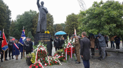 Szef gabinetu politycznego ministra obrony narodowej Łukasz Kudlicki (P) podczas uroczystości w 75. rocznicę urodzin bł. ks. Jerzego Popiełuszki przy pomniku kapłana w Suchowoli. Fot. PAP/A. Reszko