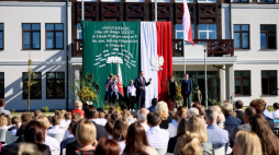 Premier Mateusz Morawiecki (C) podczas uroczystej inauguracji roku szkolnego 2022/2023 w Szkole Podstawowej nr 8 im. gen. Juliana Filipowicza w Otwocku. Fot. PAP/L. Szymański