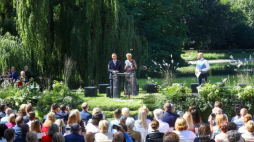 Prezydent RP Andrzej Duda (C-L), pierwsza dama Agata Kornhauser-Duda (C) i prowadzący spotkanie Marcin Kusy (P) podczas 11. akcji „Narodowe Czytanie”. Fot. PAP/R. Guz