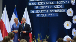 Prezydent RP Andrzej Duda (P) oraz pierwsza dama Agata Kornhauser–Duda (L) podczas inauguracji roku szkolnego 2022/2023 w Zespole Szkół im. Szarych Szeregów w Tarczynie. Fot. PAP/M. Obara