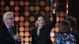 Laureatka Złotych Lwów za film "The Silent Twins" Agnieszka Smoczyńska (C) na gali zakończenia 47. Festiwalu Polskich Filmów Fabularnych w Gdyni. Fot. PAP/A. Warżawa