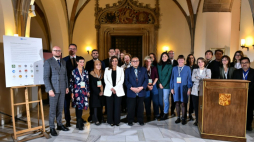 Wiceprezydent Wrocławia Jakub Mazur (L) na podpisaniu Karty Założycielskiej Sieci Światowych Stolic Książki UNESCO w Starym Ratuszu we Wrocławiu. Fot. PAP/M. Kulczyński