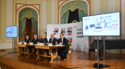 Sekretarz stanu w Kancelarii Prezesa Rady Ministrów Jan Dziedziczak (C), prezes zarządu Fundacji „Pomoc Polakom na Wschodzie” Mikołaj Falkowski (2P), członek zarządu tejże fundacji Juliusz Szymczak-Gałkowski (P), Pełnomocnik Rządu ds. Ochrony Miejsc Pamięci Wojciech Labuda (L) i zastępca prezesa Instytutu Pamięci Narodowej Karol Polejowski (2L) podczas konferencji prasowej na Zamku Królewskim w Warszawie. Fot. PAP/R. Pietruszka