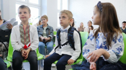 Łódź, 01.09.2022. Dzieci z Ukrainy podczas inauguracji roku szkolnego 2022/2023 w Szkole Podstawowej nr 26. Fot. R. Zawistowski