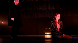 Aktorzy Michał Majnicz (L) i Kateryna Vasiukova (P) na próbie medialnej spektaklu "Węgla nie ma" w reżyserii Jacka Jabrzyka w Teatrze Śląskim w Katowicach. Fot. PAP/T. Wiktor