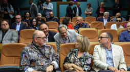 Aktorka Lidia Sadowa (C) oraz reżyser Wojciech Adamczyk (L) podczas przedpremierowego pokazu spektaklu „Rewolwer”, towarzyszącego prezentacji jesiennej ramówki Teatru Telewizji. Fot. PAP/R. Guz