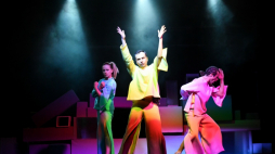 Aktorzy: Anna Przygoda (L), Błażej Twarowski (C) i Damian Kamiński (P) na próbie medialnej spektaklu „Wojna, która zmieniła Rondo. Niezapominajka” w reżyserii Anity Piotrowskiej w Teatrze Lalek Guliwer w Warszawie. Fot. PAP/P. Nowak