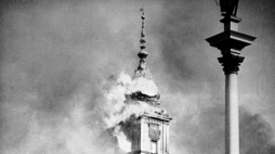 Płonie Zamek Królewski w Warszawie, zbombardowany przez Niemców we wrześniu 1939 r. Fot. PAP/CAF
