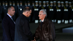 Prezydent Andrzej Duda (C), prezes Instytutu Pamięci Narodowej Karol Nawrocki (L) i syn siostry zastrzelonego st. leg. Zygmunta Zięby Stanisław Jastrzębski (P) odbiera notę identyfikacyjną podczas uroczystych obchodów 83. rocznicy wybuchu II wojny światowej przed Pomnikiem Obrońców Wybrzeża na Westerplatte. Fot. PAP/A. Warżawa