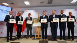 Wicepremier, minister aktywów państwowych Jacek Sasin (3P), prezes spółki Pałac Saski Jan Edmund Kowalski (3L), prezes Polskiej Wytwórni Papierów Wartościowych Maciej Biernat (2P), poseł PiS Jan Kanthak (2L), wiceprezes IPN Karol Polejowski (4P), p.o. prezes zarządu Poczty Polskiej Krzysztof Falkowski (L) podczas uroczystej prezentacji kartki pocztowej z serii „Zniszczenia Wojenne”. Fot. PAP/M. Obara