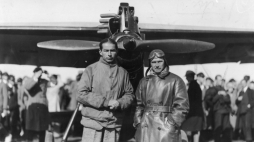 Pilot Franciszek Żwirko (z prawej) i konstruktor lotniczy Stanisław Wigura przed samolotem RWD-4. 1930 r. Fot. NAC