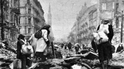 Ludność cywilna w czasie Powstania Warszawskiego. Fot. PAP/CAF