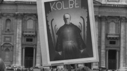 Uroczystość kanonizacji przez papieża Jana Pawła II, błogosławionego o. Maksymiliana Kolbe jako męczennika. Watykan 10.10.1982. Fot. PAP/A. Kossobudzki Orłowski