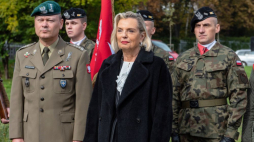 Lublin, 11.10.2022. Ambasador RP w Republice Włoskiej Anna Maria Anders (C) i płk Jarosław Mokrzycki (L) podczas uroczystości złożenia kwiatów pod pomnikiem Bohaterom Monte Cassino. Fot. PAP/W. Jargiło