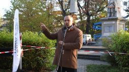 Głubczyce, 27.10.2022. Prezes IPN Karol Nawrocki podczas briefingu prasowego towarzyszącego demontażowi pomnika poświęconego Armii Czerwonej w Głubczycach. Fot. PAP/K. Świderski