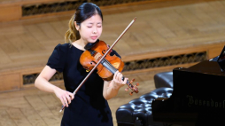 Reprezentująca Japonię, Singapur i Stany Zjednoczone Hana Chang podczas przesłuchań w 16. Międzynarodowym Konkursie Skrzypcowym im. Henryka Wieniawskiego. Fot. PAP/J. Kaczmarczyk