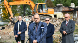 Wrocław, 05.10.2022. Naczelnik oddziałowego Biura Upamiętniania Walk i Męczeństwa IPN we Wrocławiu Wojciech Trębacz (C) oraz wicewojewoda dolnośląski Jarosław Kresa (P) podczas konferencji prasowej Instytutu Pamięci Narodowej dot. dawnego niemieckiego obozu pracy przymusowej Arbeitslager Burgweide. Fot. PAP/M. Kulczyński
