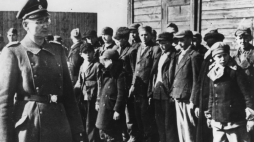 Szef niemieckiej policji kryminalnej w Łodzi Karl Ehrlich wizytujący obóz. Źródło: Archiwum IPN
